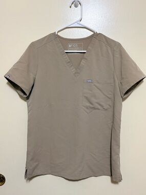 Figs Men’s V-Neck Scrub Top in Taupe